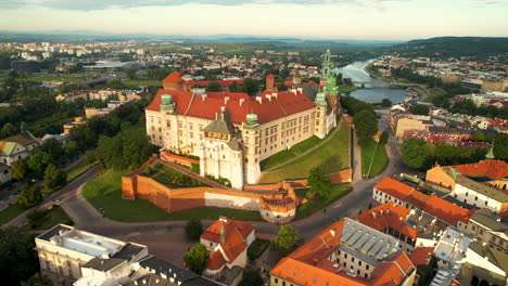 Vista-Aérea-Del-Hermoso-Y-Antiguo-Complejo-Del-Castillo-Real-Llamado-Wawel-En-Cracovia-Al-Amanecer