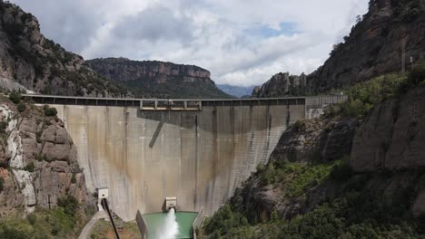vistas aéreas de un embalse drenando agua en los pirineos españoles