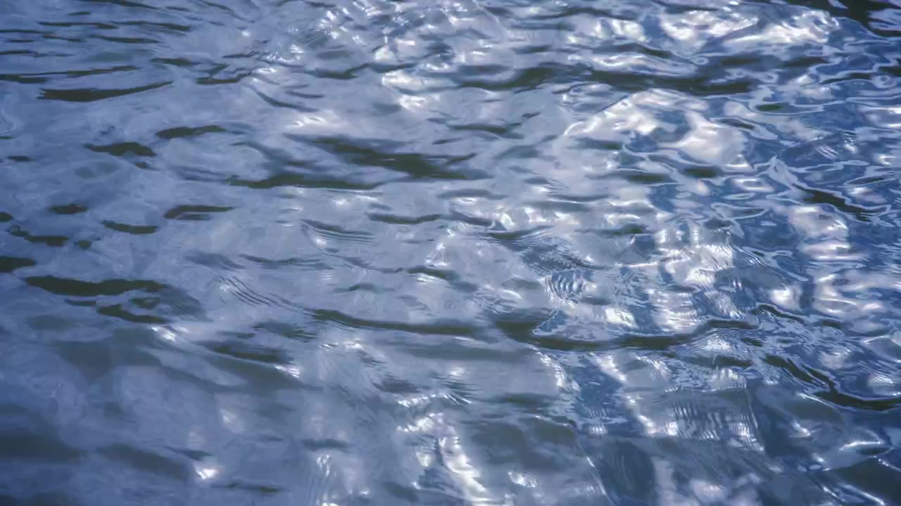 Solrefleksjon fra en vannoverflate