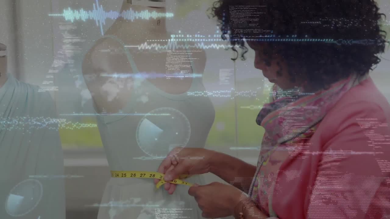 animación del procesamiento de datos sobre una mujer haciendo ropa en un maniquí