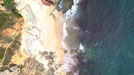 Vista-Aérea-De-La-Costa-Escarpada,-Olas-Azules,-4k