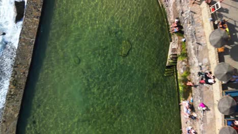 vista aérea de la piscina de agua salada de azenhas do mar