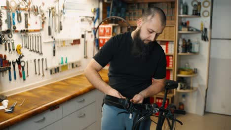 Der-Meister-Passt-Die-Neigung-Des-Fahrradlenkrads-Bei-Der-Reparatur-An