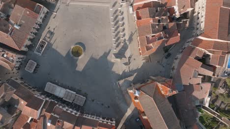 Vista-Aérea-De-Pájaro-De-La-Iglesia-Histórica-En-La-Plaza-Principal-De-Trujillo,-Extremadura,-España