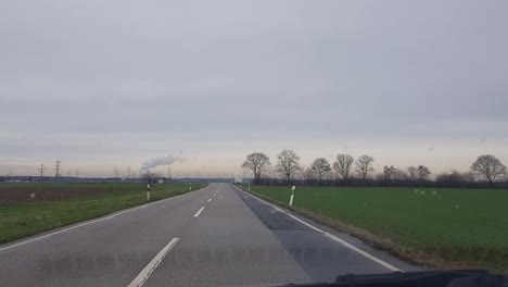 Fahrt-Durch-Eine-Landstraße-In-Deutschland-Bei-Regen-Mit-Landwirtschaftlichen-Feldern-Auf-Jeder-Seite