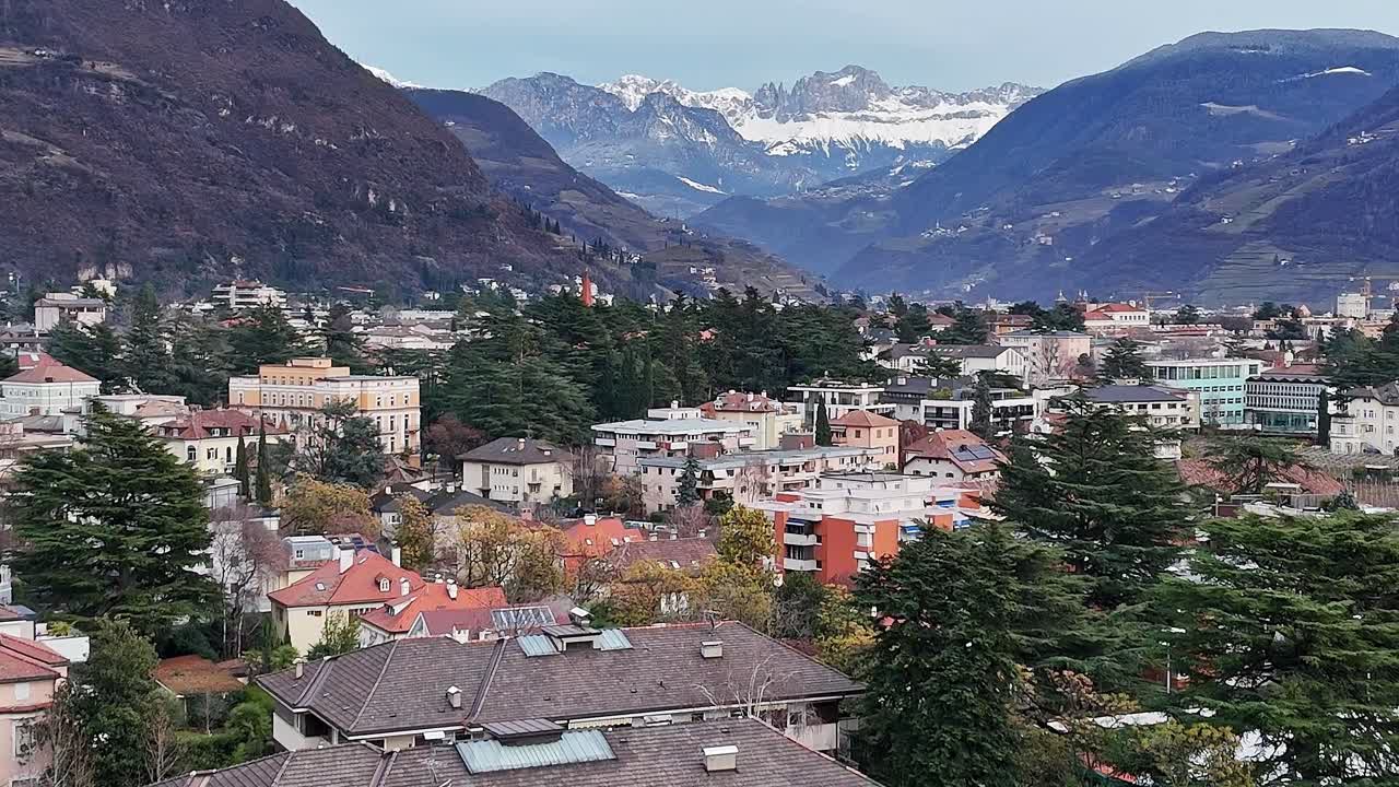 Esplorare la città tra le Alpi italiane con le montagne in lontananza