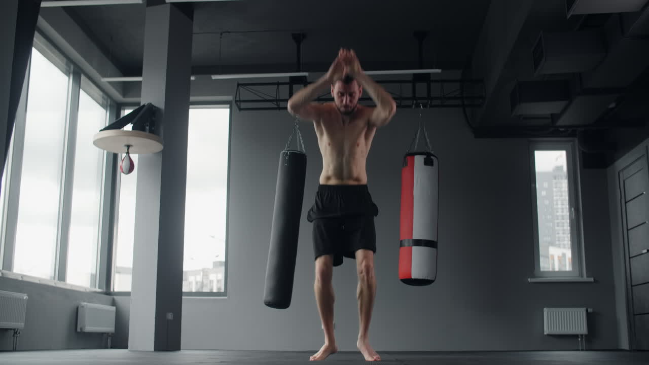 체육관 에서 푸시업 을 하는 남자