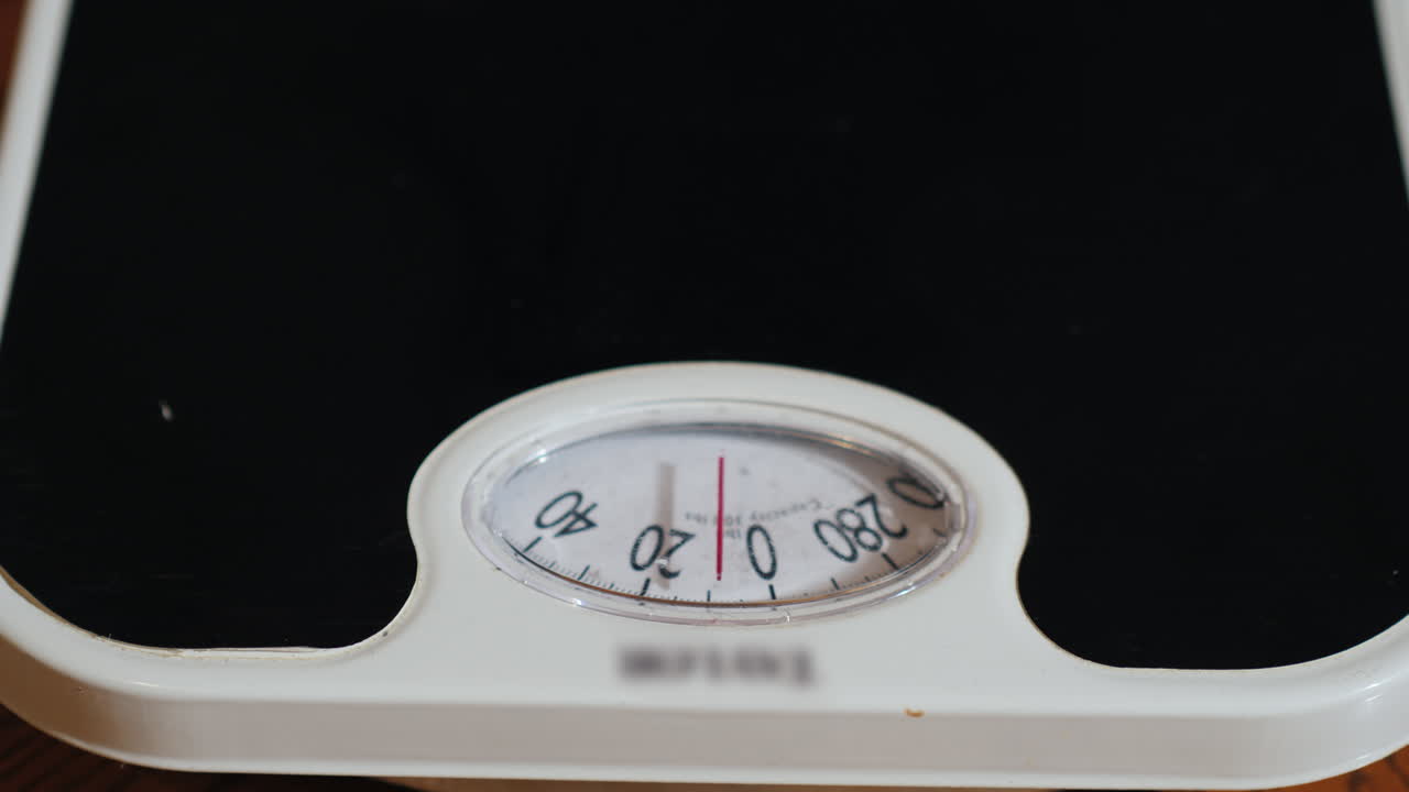 남자는 바닥 저울에 자신의 무게 05