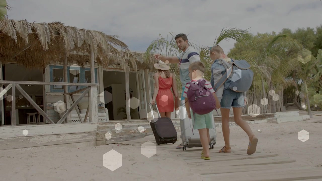 Familia llegando y caminando hacia el porche de una cabaña para entrar, maletas rodando, superposiciones hexagonales de viaje apareciendo.