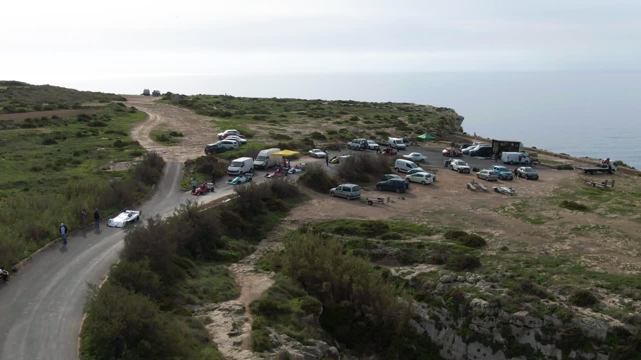 다양한 자동차와 조용한 바다의 놀라운 풍경 - 몰타의 이 나는 날 - 공중 촬영