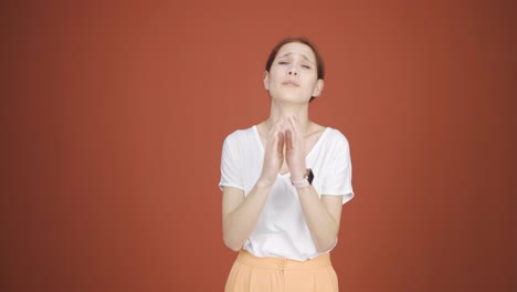 La-Mujer-Haciendo-La-Pequeña-Señal-Con-La-Mano.