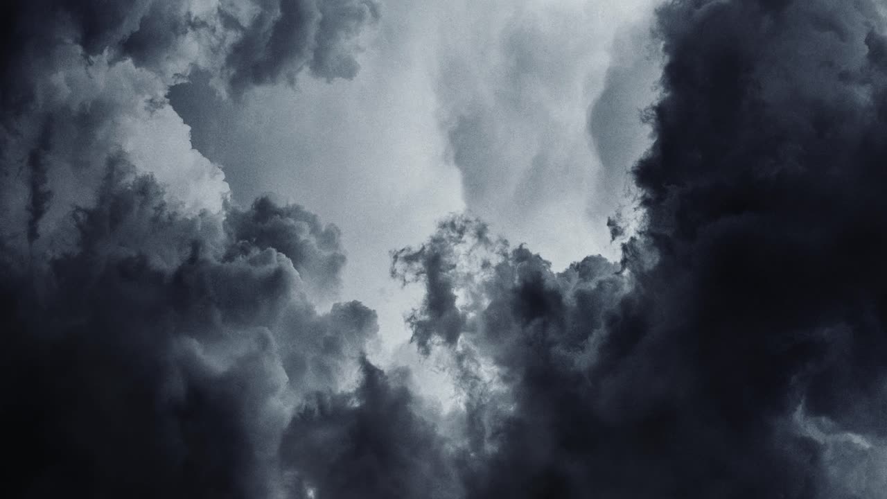 nubes de tormenta oscuras y siniestras 4k