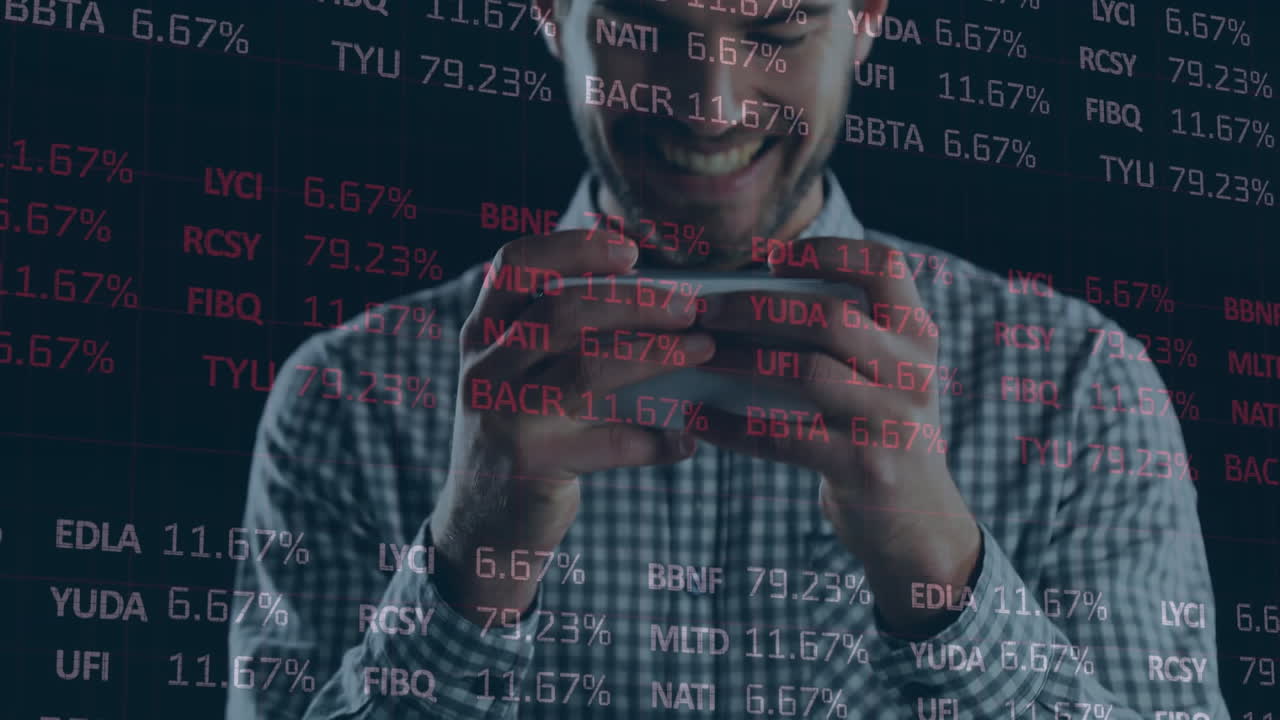 procesamiento de datos del mercado de valores contra un hombre caucásico que usa un teléfono inteligente contra un fondo negro