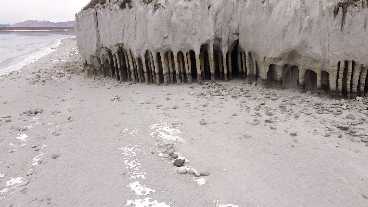 toma aérea hacia atrás de las famosas columnas del lago crowley después de la erosión volcánica en el lago crowkey