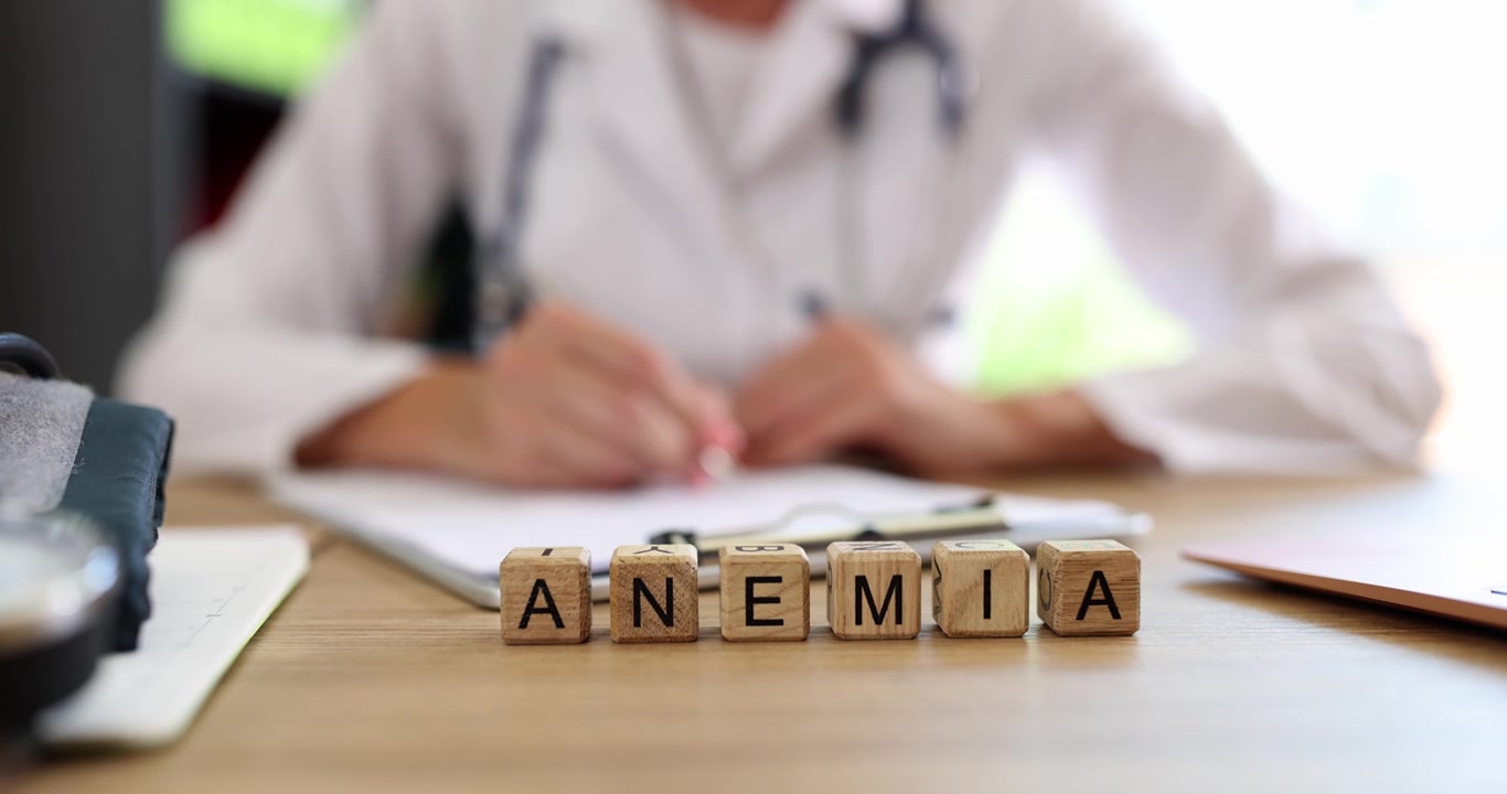 Anemia escrita em cubos de madeira em close-up.
