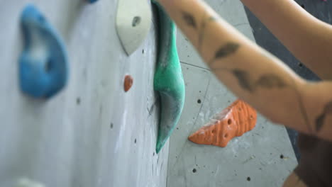 atleta en un centro de escalada en la pared