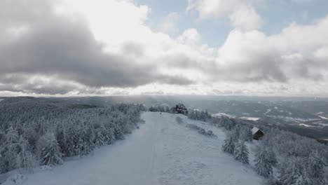 Falta-La-Capilla-De-Radhost-Y-Vuela-Hacia-El-Paisaje-Invernal-Durante-Una-Hora-Dorada-De-La-Mañana,-Beskydy-4k