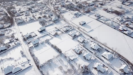 Vuelo-De-Drones-Sobre-La-Ciudad-En-Polonia-Durante-El-Día-Soleado-De-Invierno