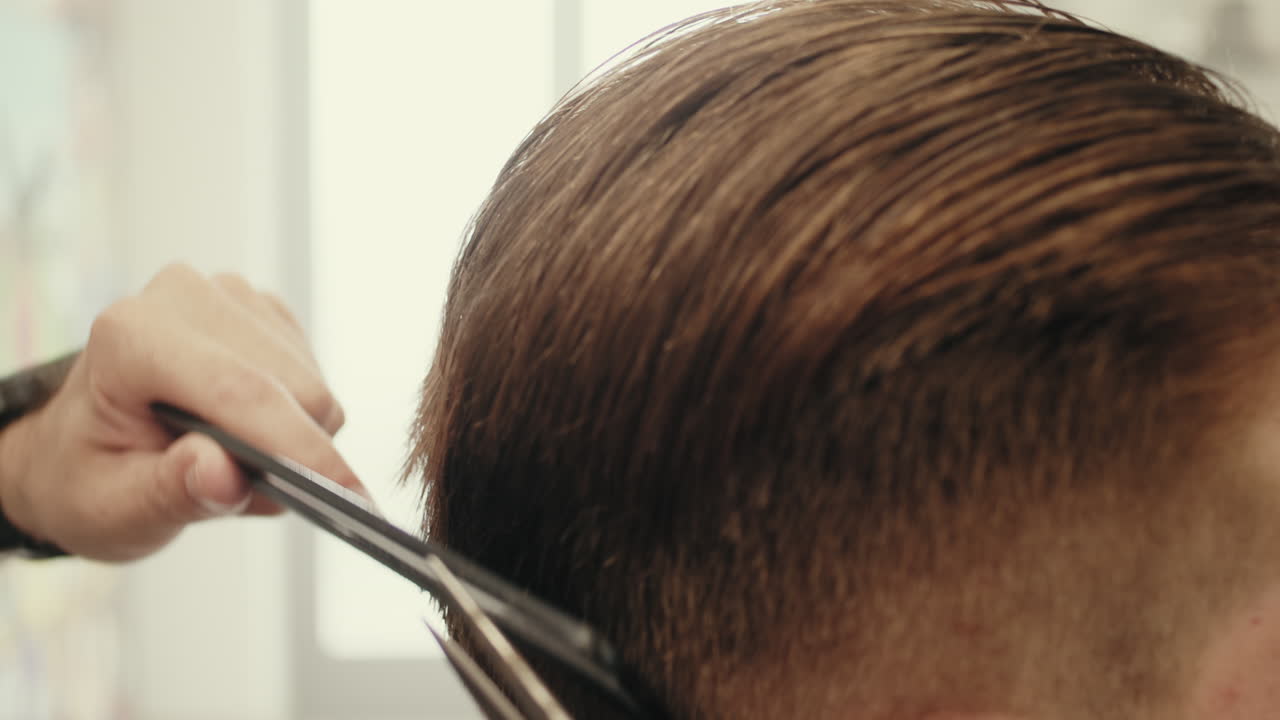 Taglio dei capelli di un uomo
