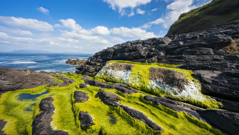 Timelapse-De-Movimiento-Panorámico-De-La-Costa-Escarpada-Con-Nubes-En-Movimiento-Y-Rocas-De-Algas-Marinas-En-La-Cabeza-De-Aughris-En-El-Condado-De-Sligo-En-El-Camino-Atlántico-Salvaje-En-Irlanda