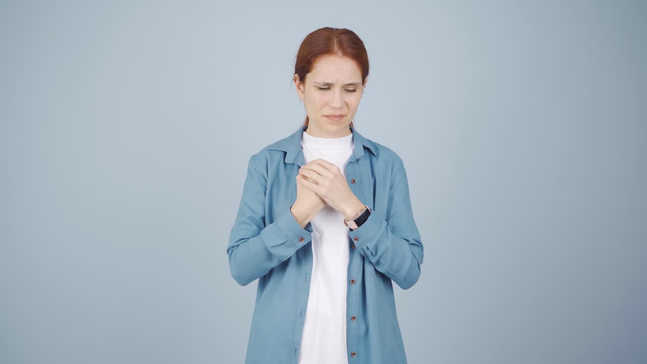 mujer con dolor en la muñeca.