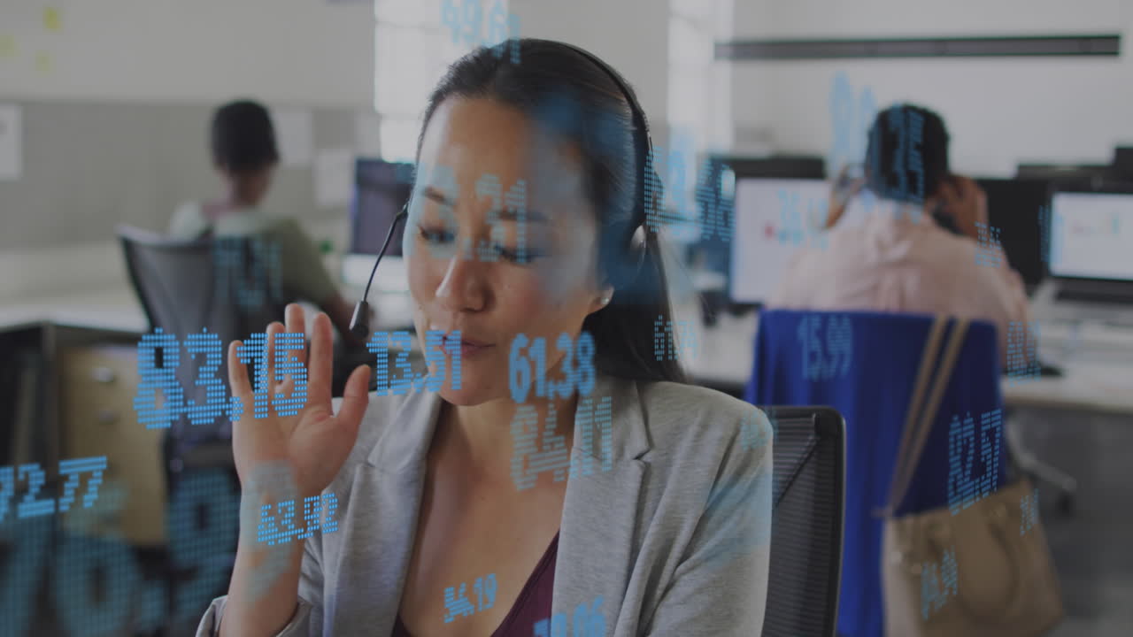 animación del procesamiento de datos financieros sobre una mujer de negocios biracial en la oficina