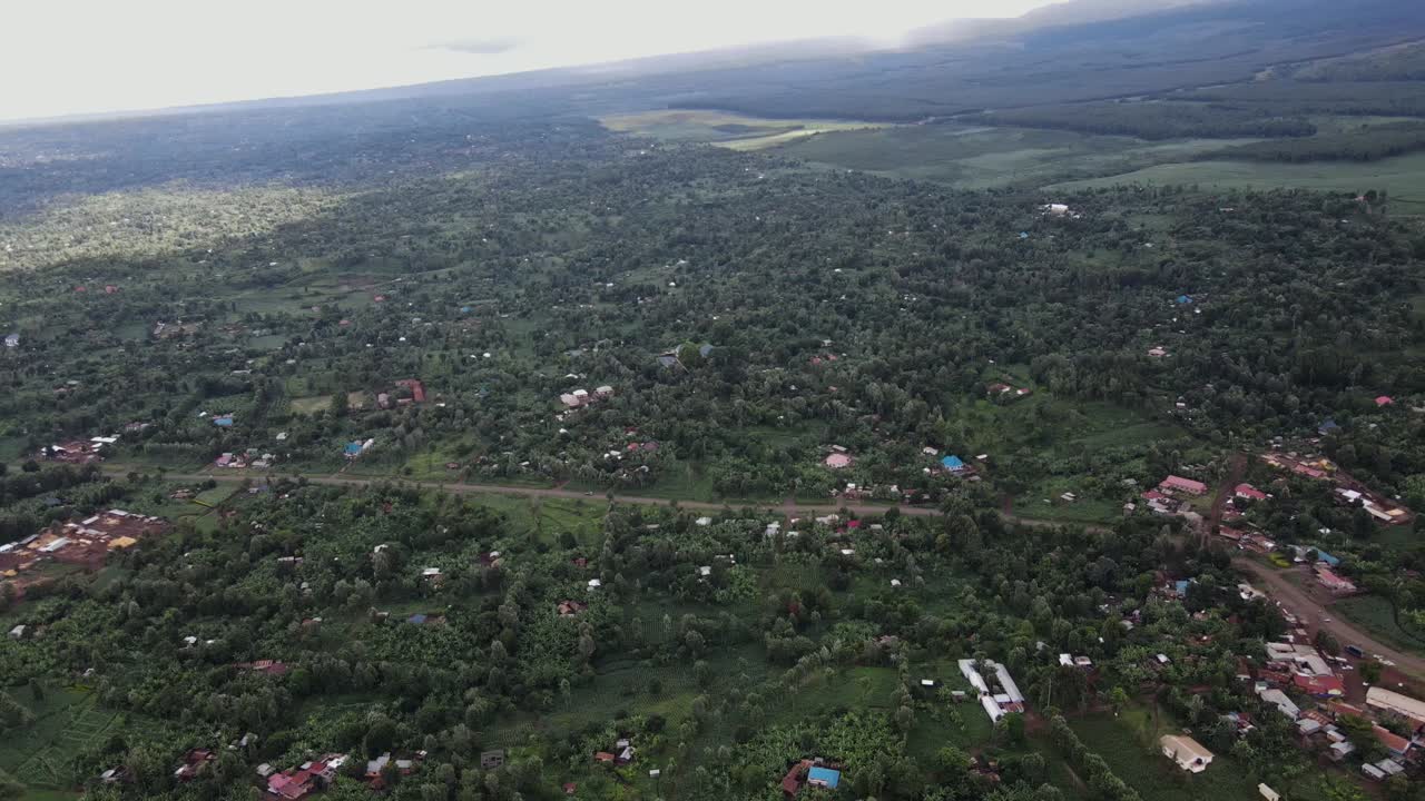 antena extremadamente ancha sobre los campos de cultivo en kimana, kenia