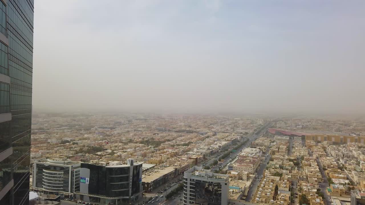 tormenta de arena en la ciudad de riyadh - arabia saudita