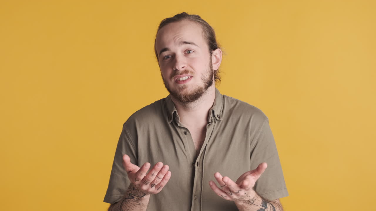 백인 젊은이가 카메라 앞에서 어깨를 끄덕인다.