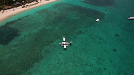 Parken-Mit-Wasserflugzeugen-Auf-Dem-Ruhigen-Blauen-Wasser-Des-Kristallklaren-Indischen-Ozeans-Im-Inselresort-Kuredu-Auf-Den-Malediven