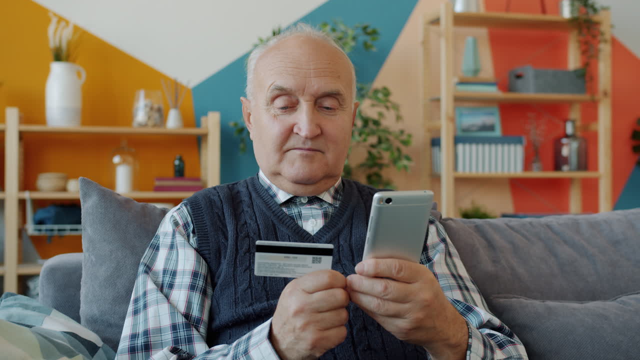 Uomo anziano che effettua un pagamento online