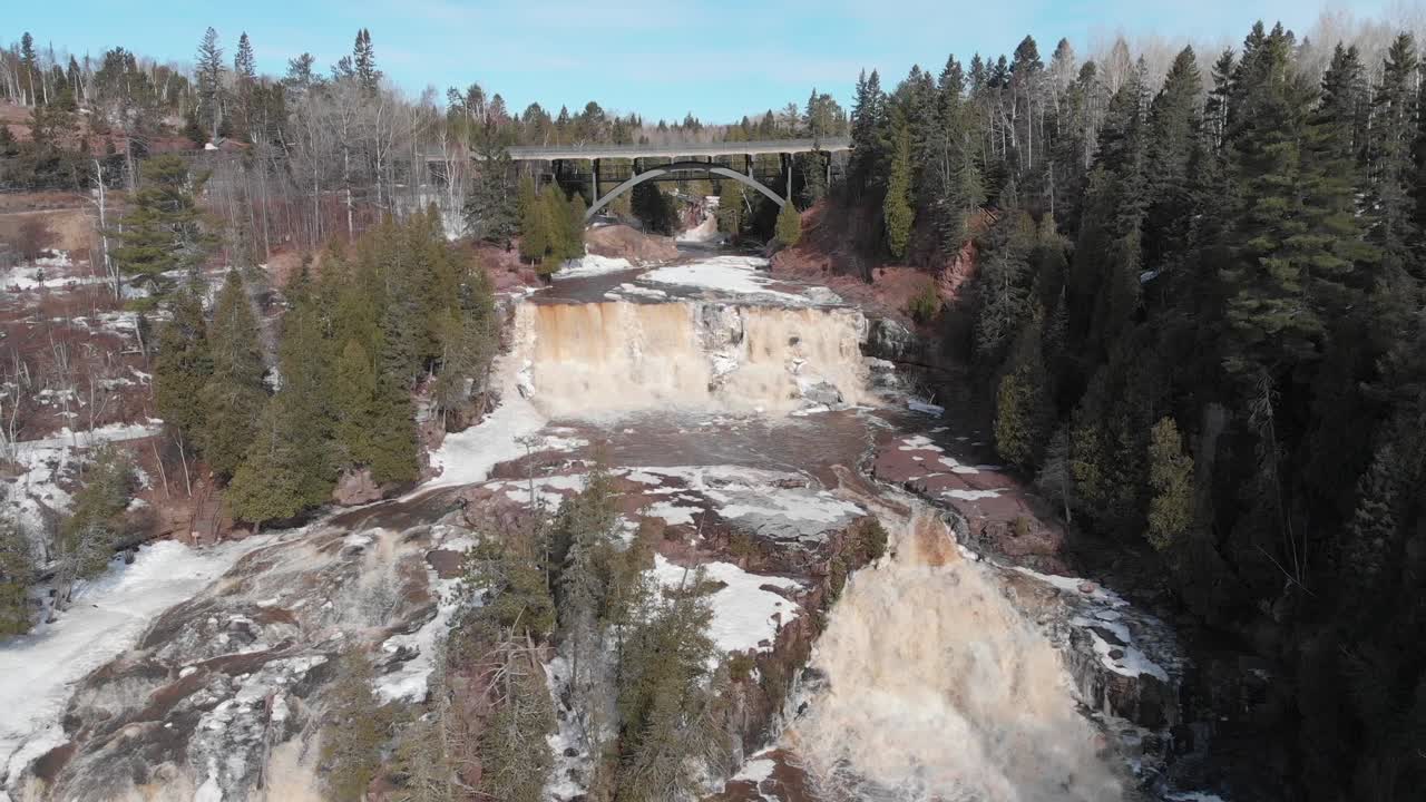 cataratas de grosella espinosa, minnesota, estados unidos en abril, caída de agua, río, orillas del lago superior