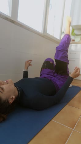 mujer estirándose en casa