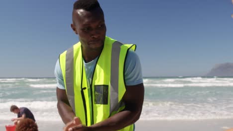 Voluntarios-Limpiando-La-Playa-En-Un-Día-Soleado-4k