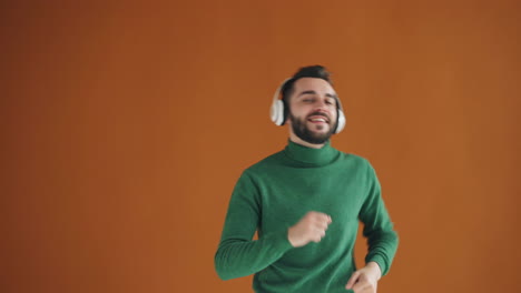 hombre bailando con auriculares