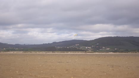 Galizische-Mündung-Mit-Zoomobjektiven,-Ansicht-Von-4K-Kiteboarding-Aufnahmen-Vom-Strand-Von-Razo-Mit-Sony-RX100