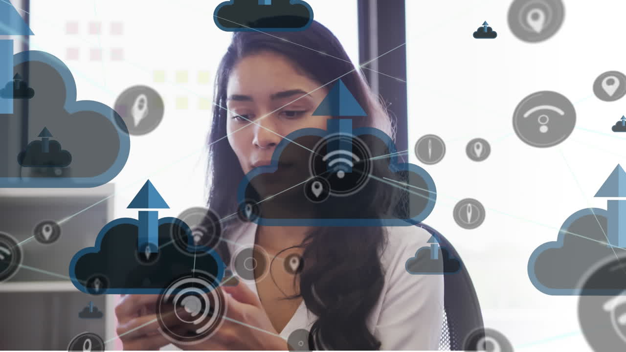 animación de una red de iconos digitales sobre una mujer usando un teléfono inteligente