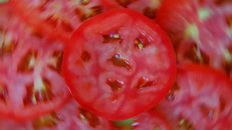 rebanadas de tomate y verduras giratorias