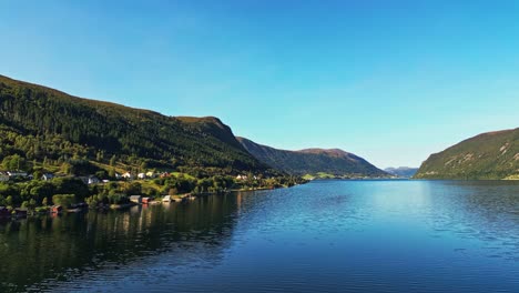 vista aérea sobre sifdsfjorden cerca de sifde en un hermoso día soleado, municipio de vanylven, noruega