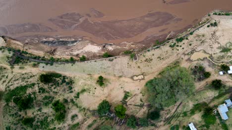 Blick-Auf-Die-Flusslandschaft-Und-Die-Drohne