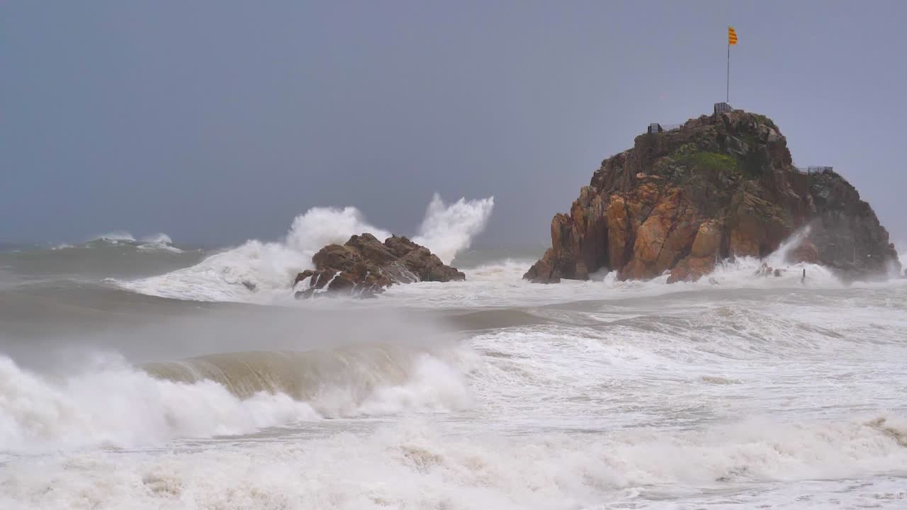 tormenta gloria españa dosmil veinte, 바르셀로나의 ginagntes 파도, 코스타 브라바 스페인, 느린 동작, blanes, 거친 바다