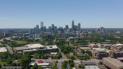 toma cinematográfica del horizonte del centro de charlotte. zumbido