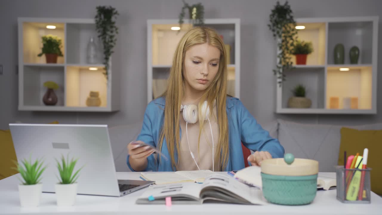 студентка прячется.