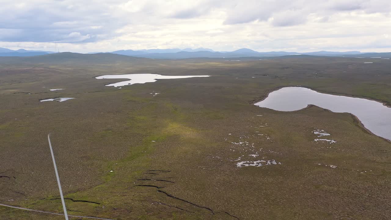 Ripresa ascendente da vicino con drone delle pale di una turbina eolica che girano al vento