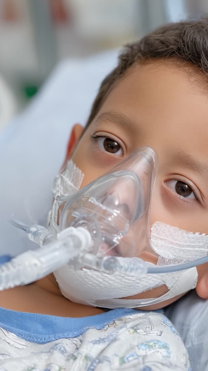 Un Bambino Preoccupato che Riceve Assistenza Medica con una Maschera d'Ossigeno in un Contesto Ospedaliero, Mostrando l'Impatto Emotivo delle Sfide Sanitarie Sulle Giovani Vite