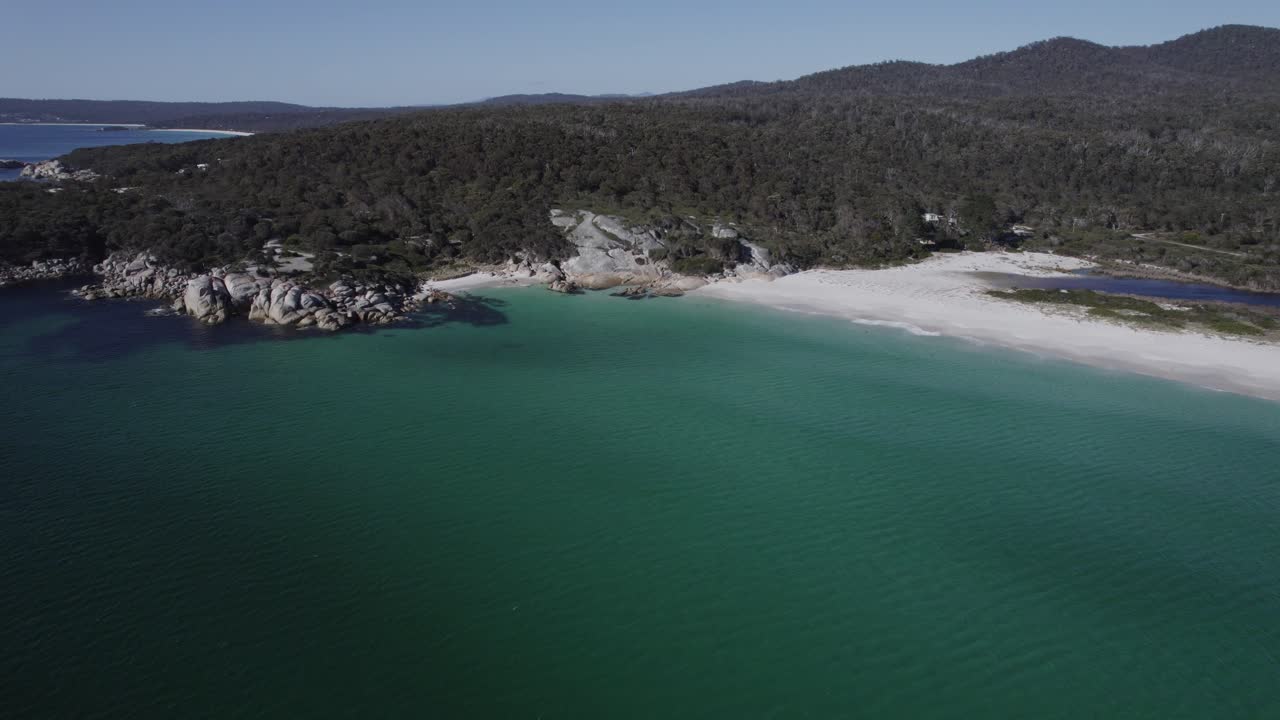 Drone-otoksena Taylorin ranta turkoosinsinisen meren äärellä puutarhoissa, Tasmania, Australia
