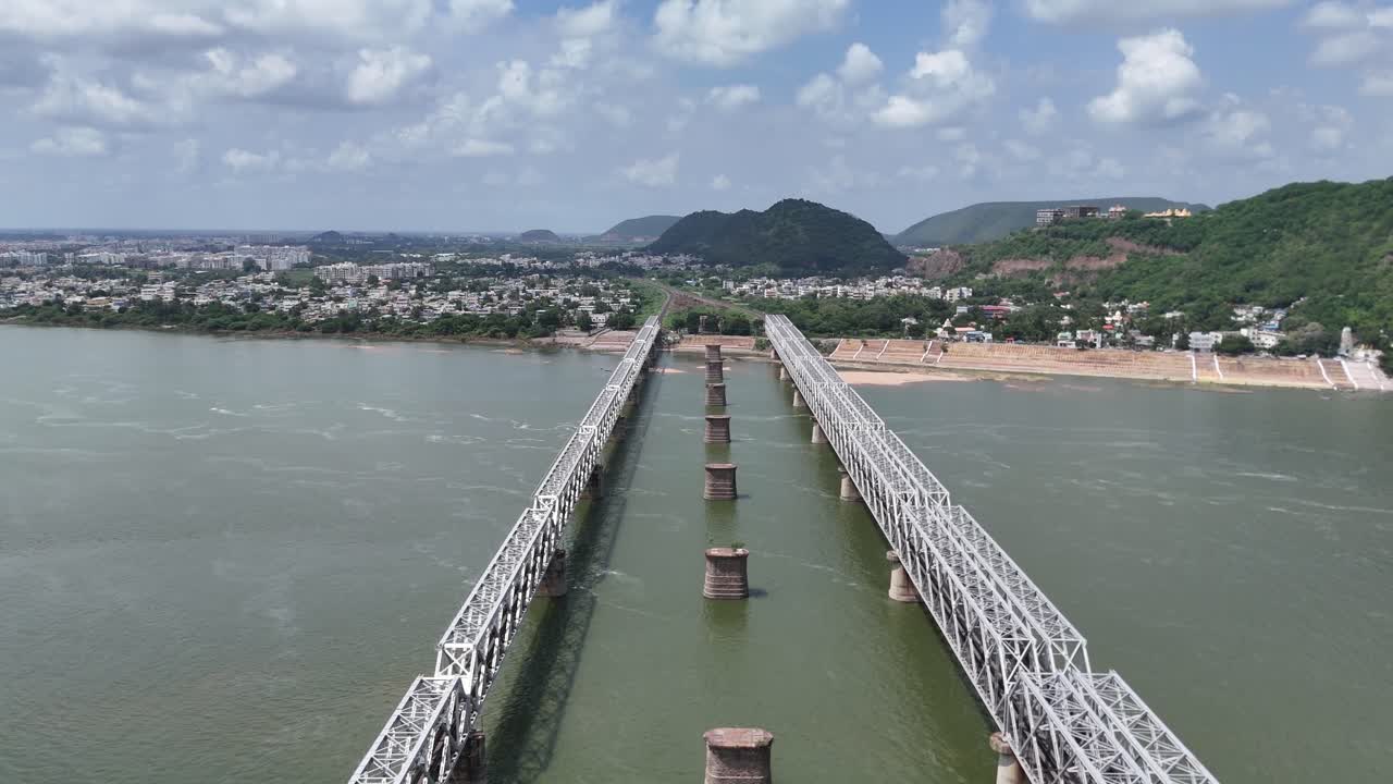 비자와다 의 크리슈나 강 을 가로지르는 열차 의 다리 의 공중 촬영