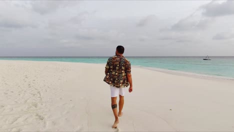 caminando por la playa en la isla de thulhagiri en las maldivas