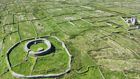 fuerte prehistórico y pequeñas murallas de piedra en las islas inis more aran al oeste de irlanda