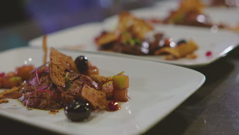 Enfoque-De-Rack-En-Platos-De-Cena-Plateados-Que-Esperan-Ser-Servidos-En-Un-Restaurante